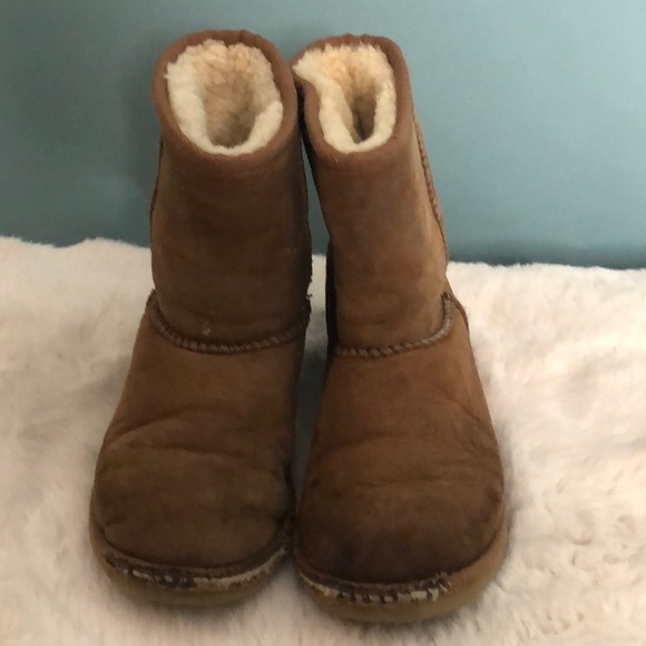 COPY - Girls Classic UGGS - Picture 3 of 10